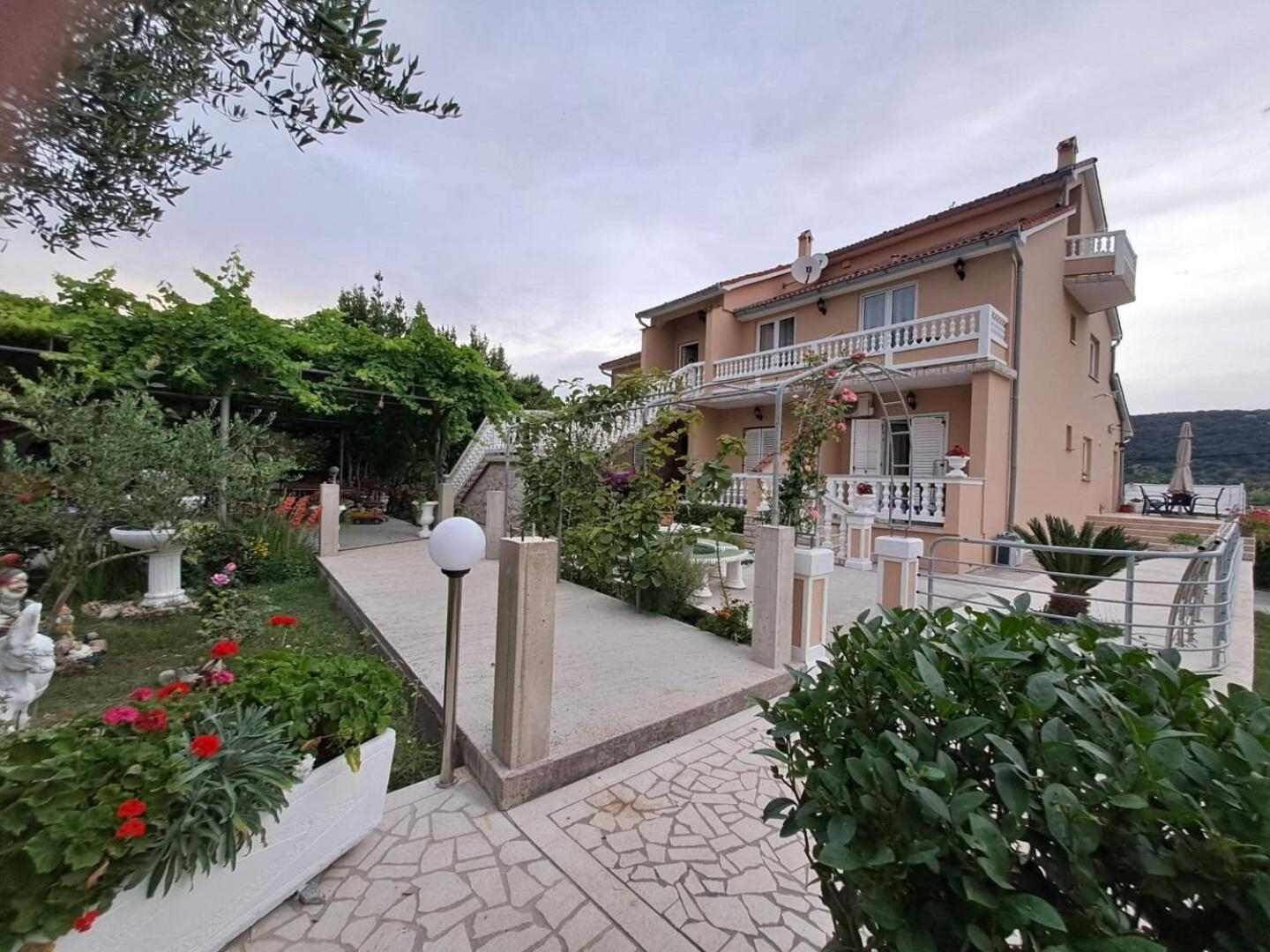 Apartments Mig - With Beautiful Garden Supetarska Draga Εξωτερικό φωτογραφία